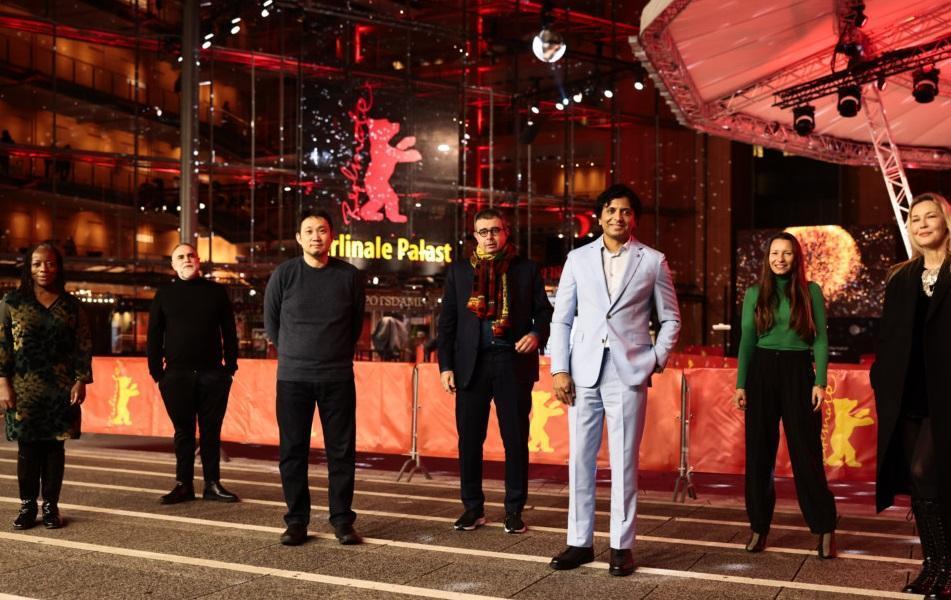Berlinale goes live as virus wave peaks