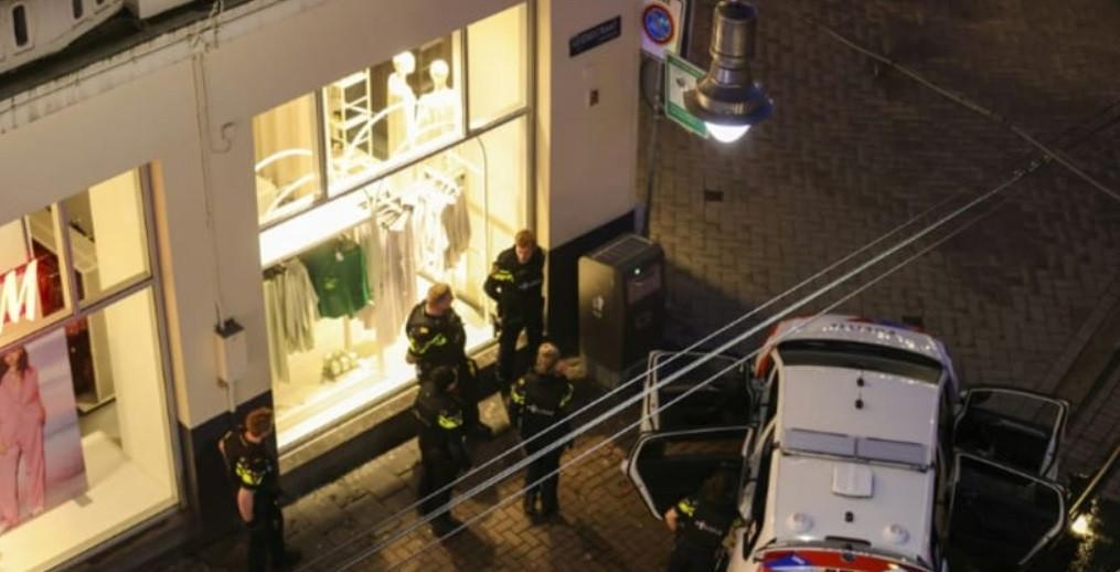 Hostage drama at Amsterdam Apple store ends, gunman overpowered