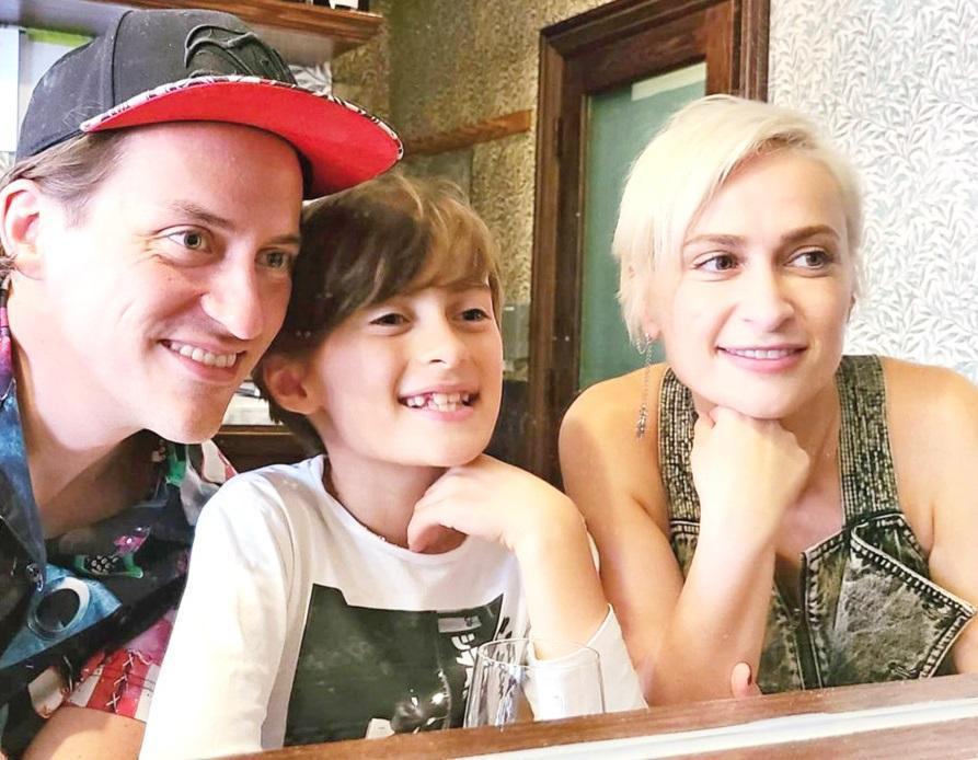 Slain cinematographer’s husband angry Baldwin deflects blame
