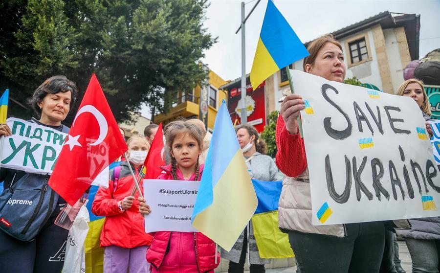 Ukrainians, Russians living in Antalya anxiously following conflict
