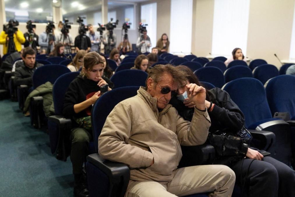 Sean Penn visits Ukraine to make documentary on Russian invasion