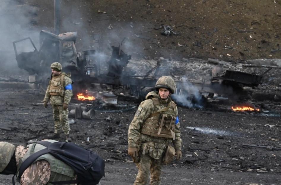 Street fighting rages in Ukraine as talks mooted