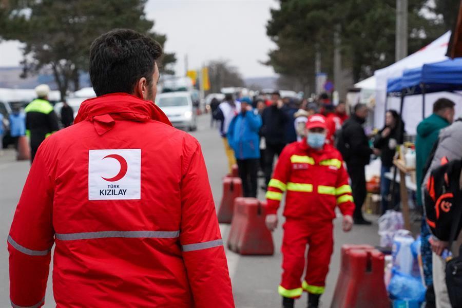 Red Crescent teams arrive at Ukrainian border