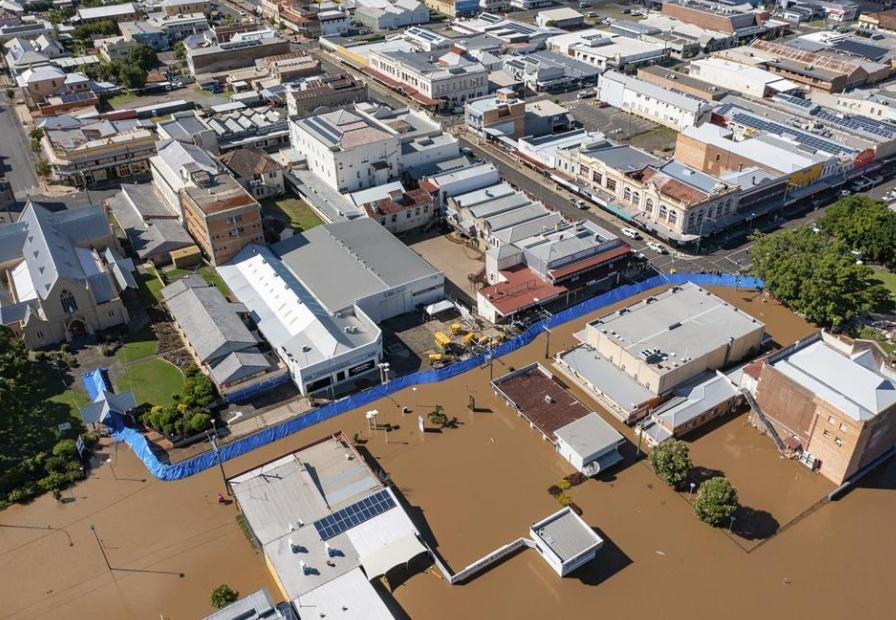 Thousands evacuate worst Australian floods in decades