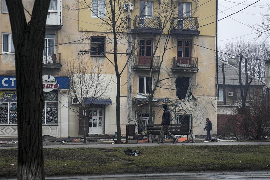 Evacuations halted in Ukraine area where cease-fire pledged