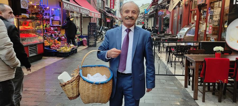 Simit-seller in suit attracts customers