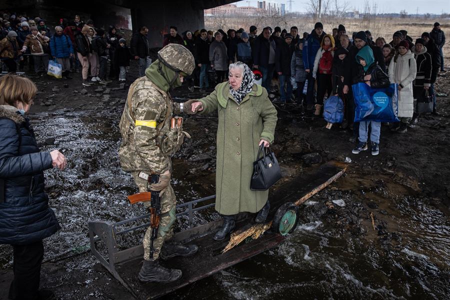 Refugees from Ukraine hit 2 mln, people flee embattled cities