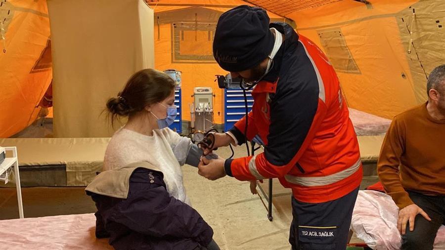 Turkish health teams helping with relief efforts at Ukrainian border