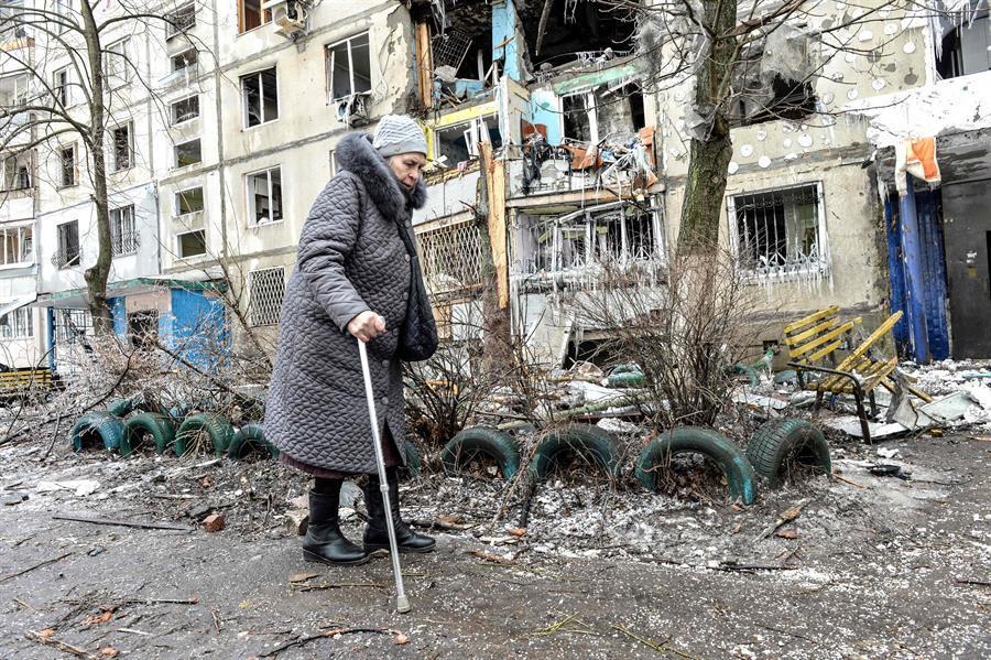 Ukrainians flee some besieged cities as conditions worsen
