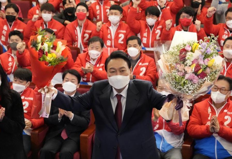 Conservative Yoon wins tight South Korean presidential race