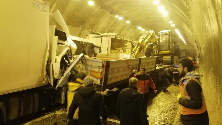Several injured in Bolu tunnel pile-up