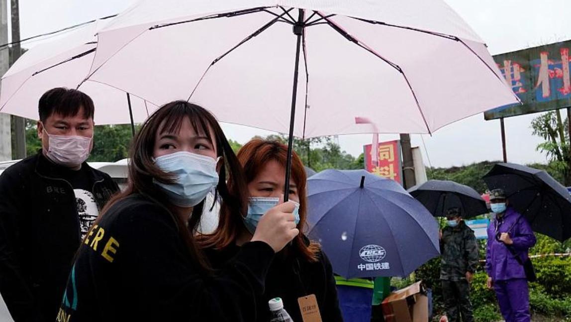 Search at China crash site suspended amid rain