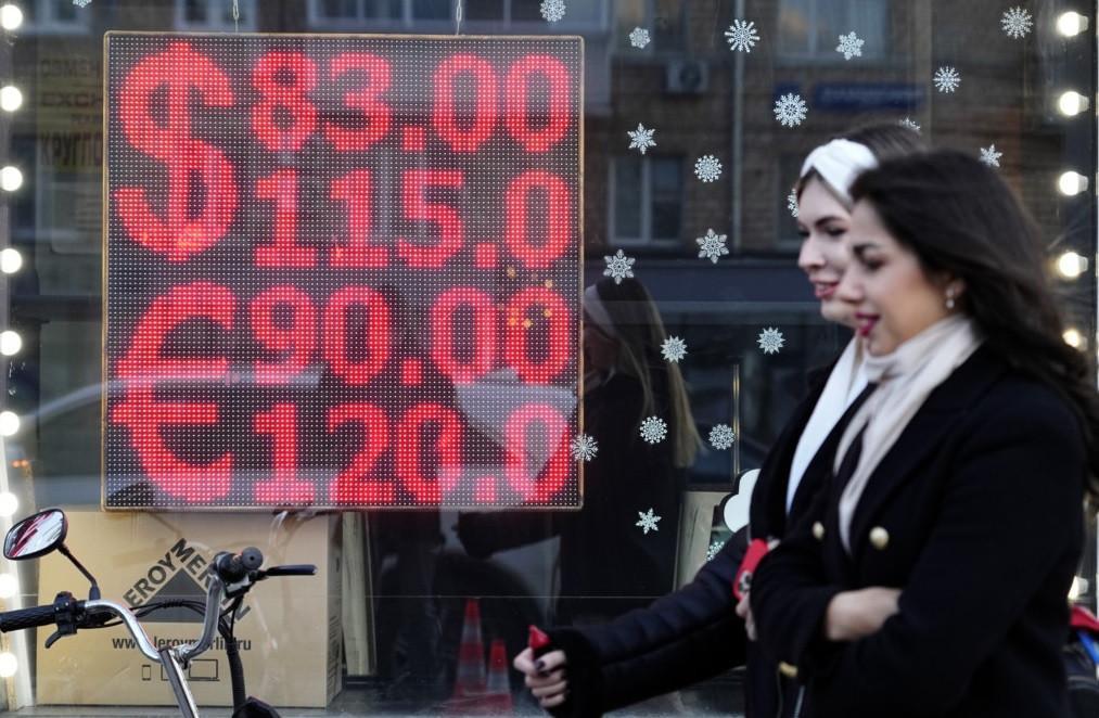 Oil prices jump, stocks fall over inflation, Russia concerns
