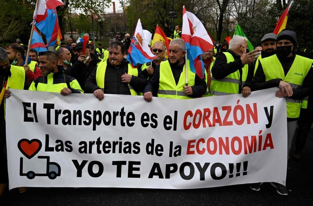 Spain: Truckers get gas price cut, but some still strike