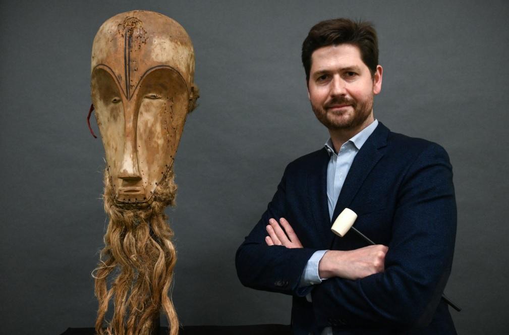 African mask sold for 4.2 million in France despite protest