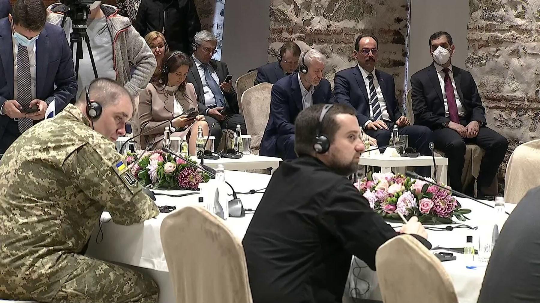 Abramovich attends peace talks in Istanbul amid poisoning reports