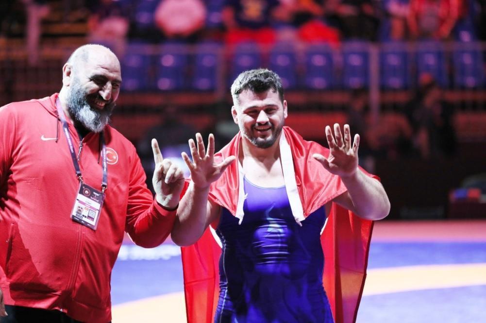 Wrestler donates prize money to patient with genetic disorder