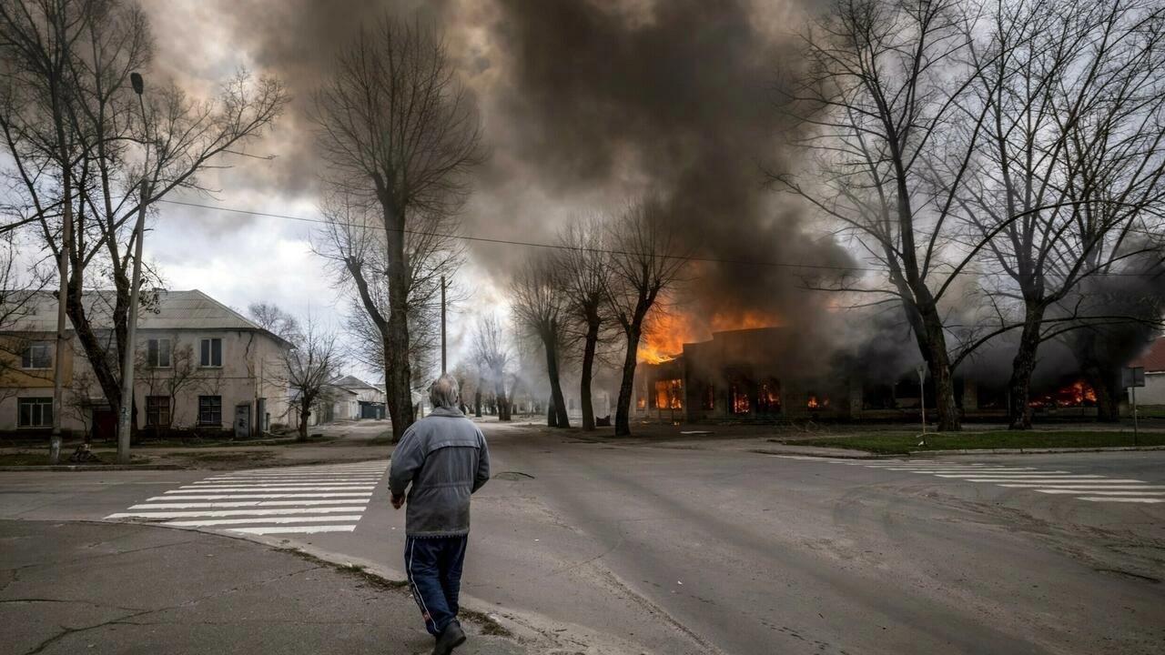Civilians try to flee east Ukraine as Russia prepares attack