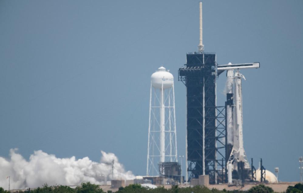 Amazon, SpaceX heat up race to dominate satellite internet