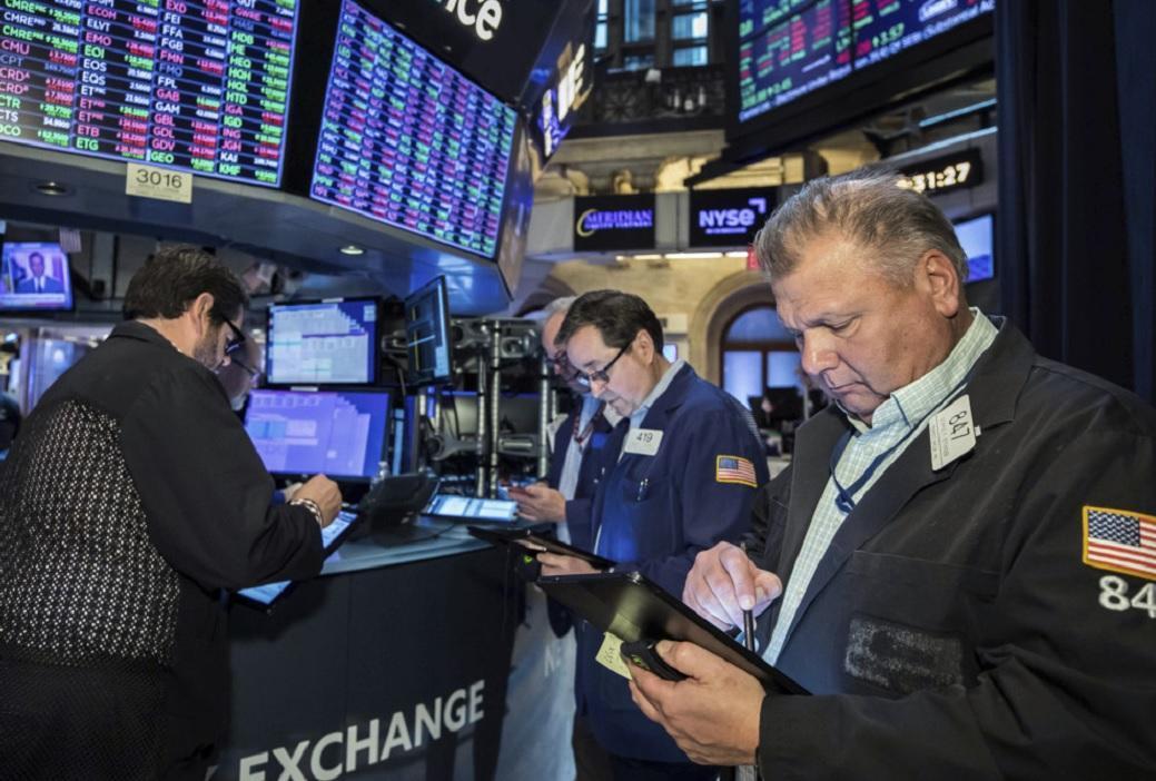 Wall Street falls to first down week in four on rate worries