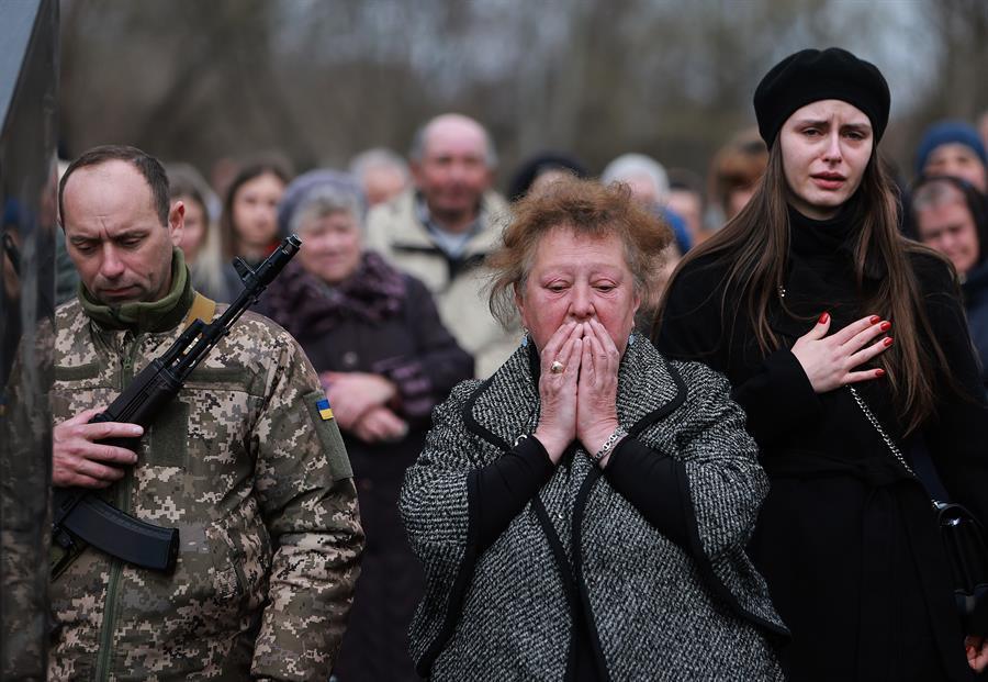 Ukrainian defenders dig in as Russia boosts firepower