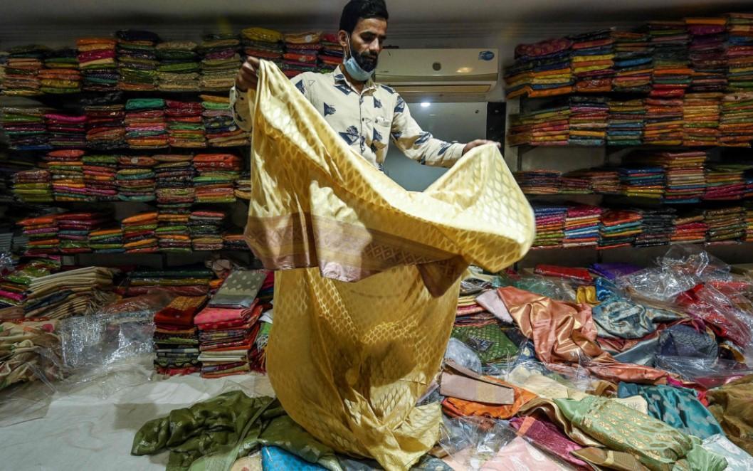 Indian sari weavers toil to keep tradition alive