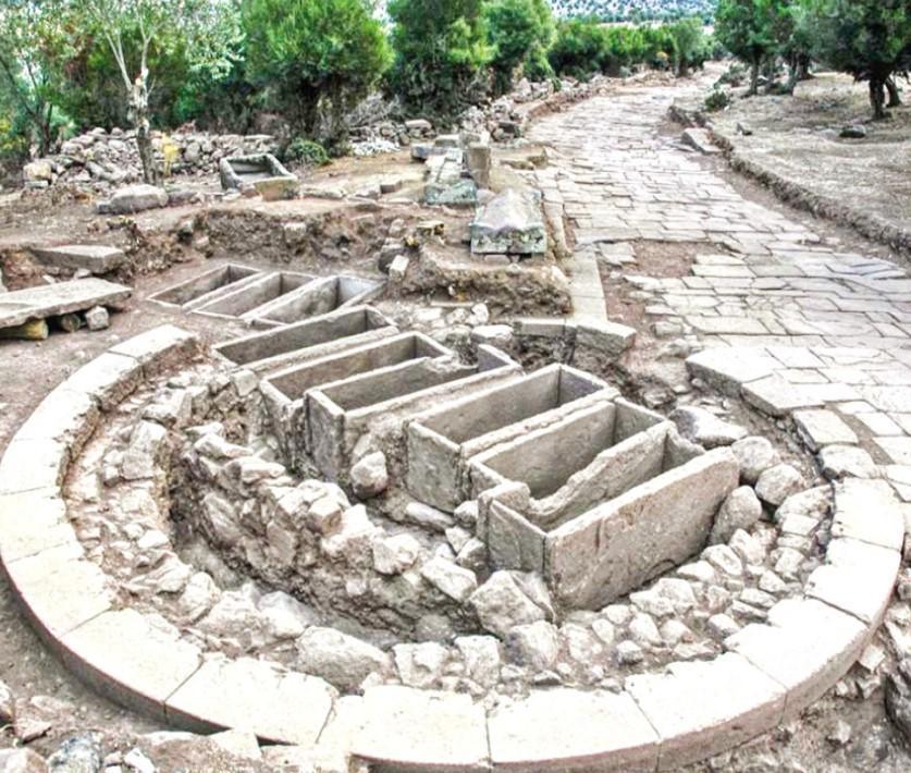 Discovery of artifacts, ancient roads in Aigai drawing visitors