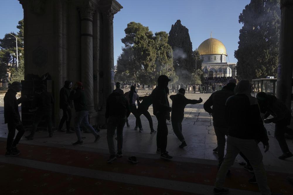 Israel police enter flashpoint Jerusalem holy site, arrest 2