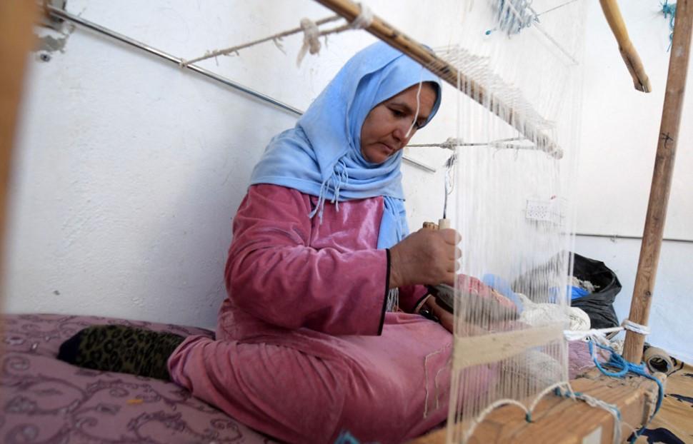 Tunisian weavers turn rags into eco-friendly rugs