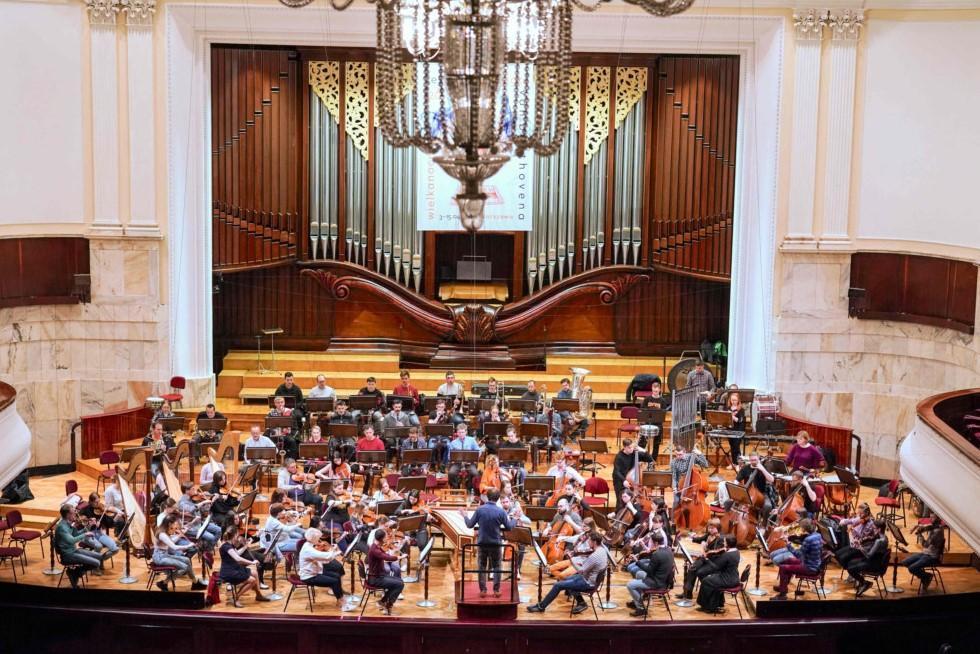 Kiev orchestra starts European tour