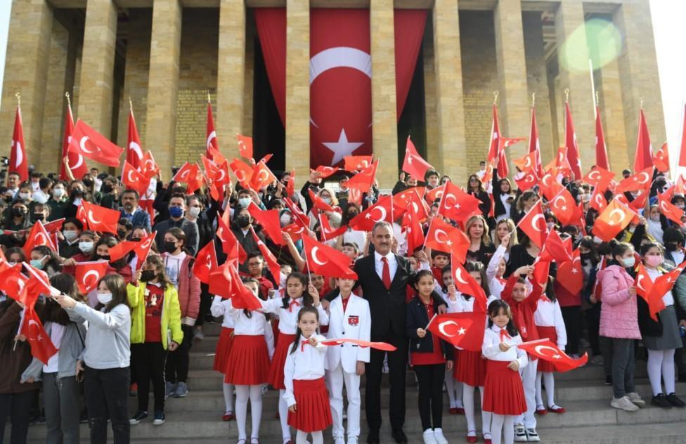 Thousands throng Anıtkabir on Children’s Day