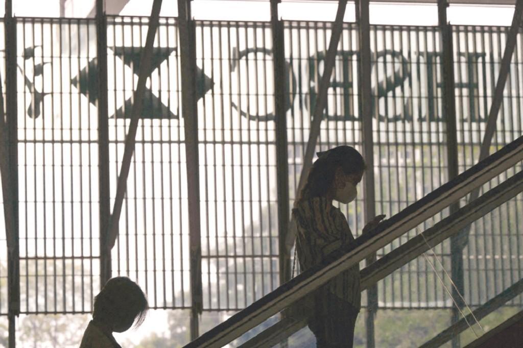 HSBC quarterly profit down 30 percent