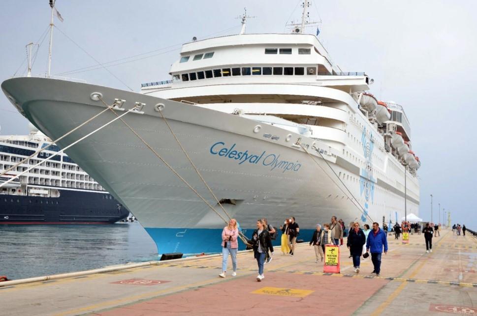 Kuşadası welcomes over 7,000 cruise passengers