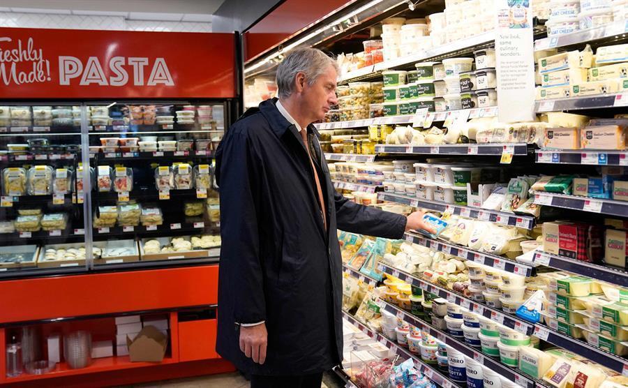 World food prices fall slightly in April