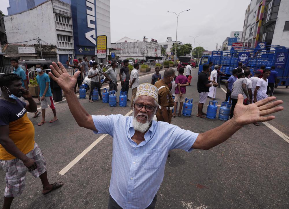 Sri Lanka PM quits after violent clashes