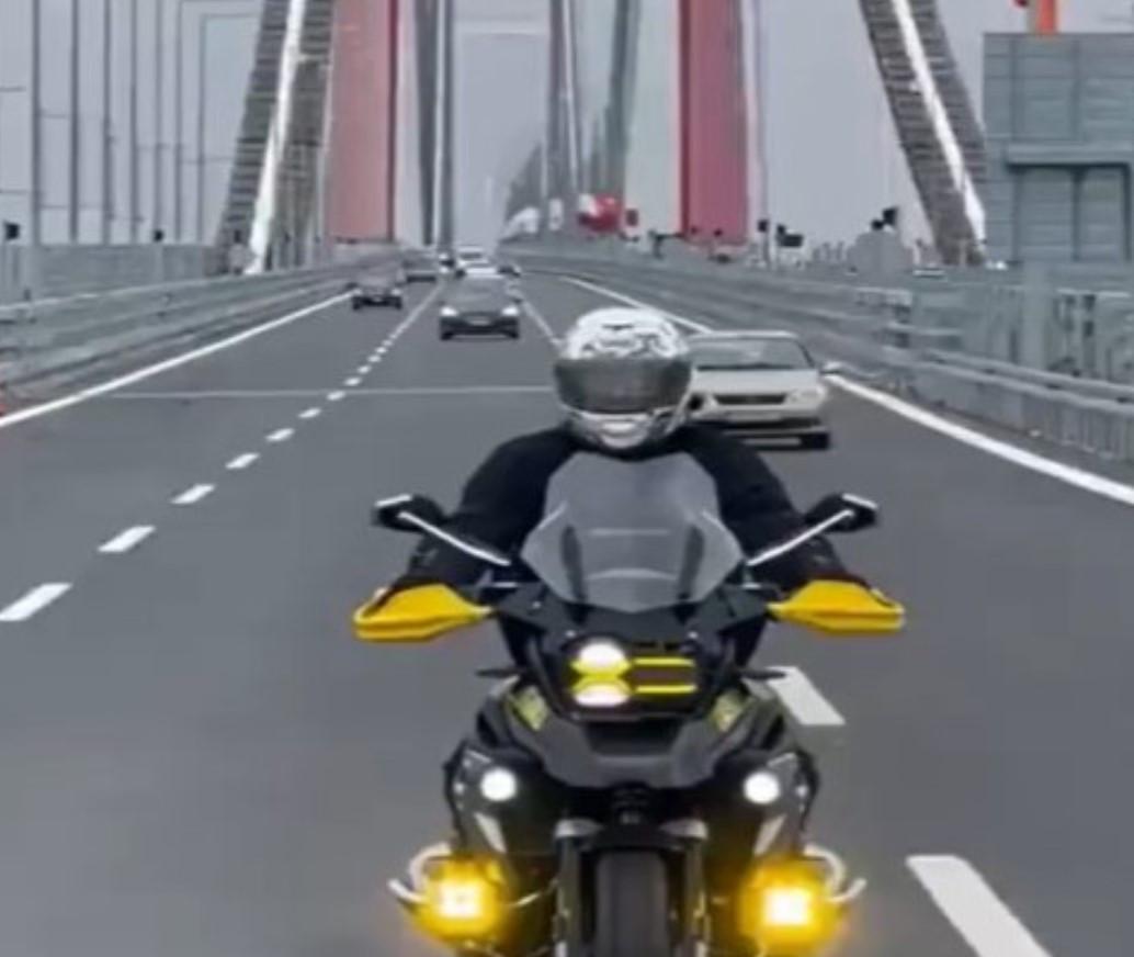 Istanbul governor crosses Çanakkale 1915 Bridge on motorbike