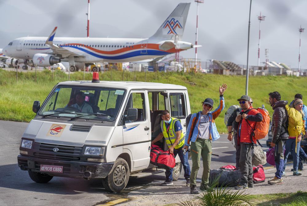 Hundreds of Everest climbers begin to return from summit