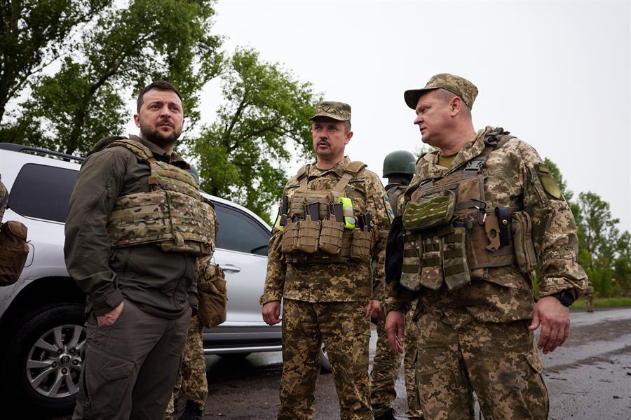 Ukraine pushes back in Kherson as Zelensky visits east