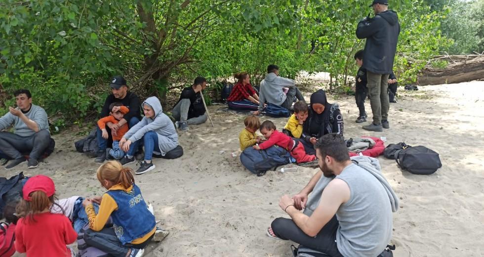 Greek forces pushback dozens of Syrian refugees into Turkey