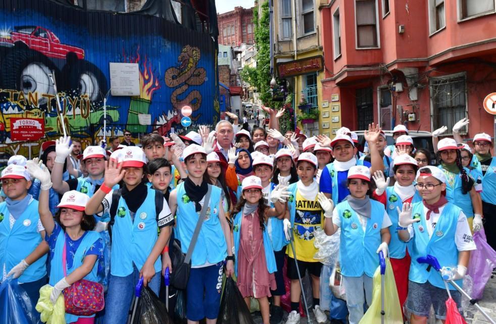Children collect garbage on World Environment Day