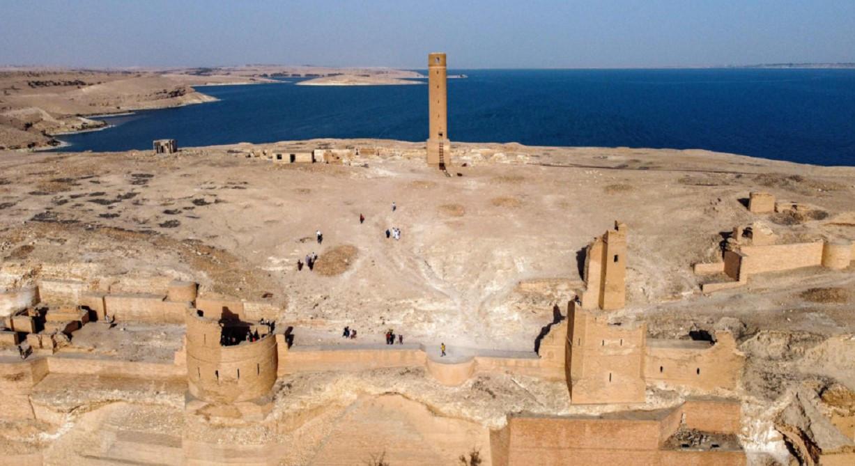 Visitors trickle back to Syria citadel used by ISIL