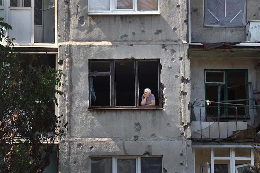 Ukrainian forces ’holding on’ in key Donbas battles