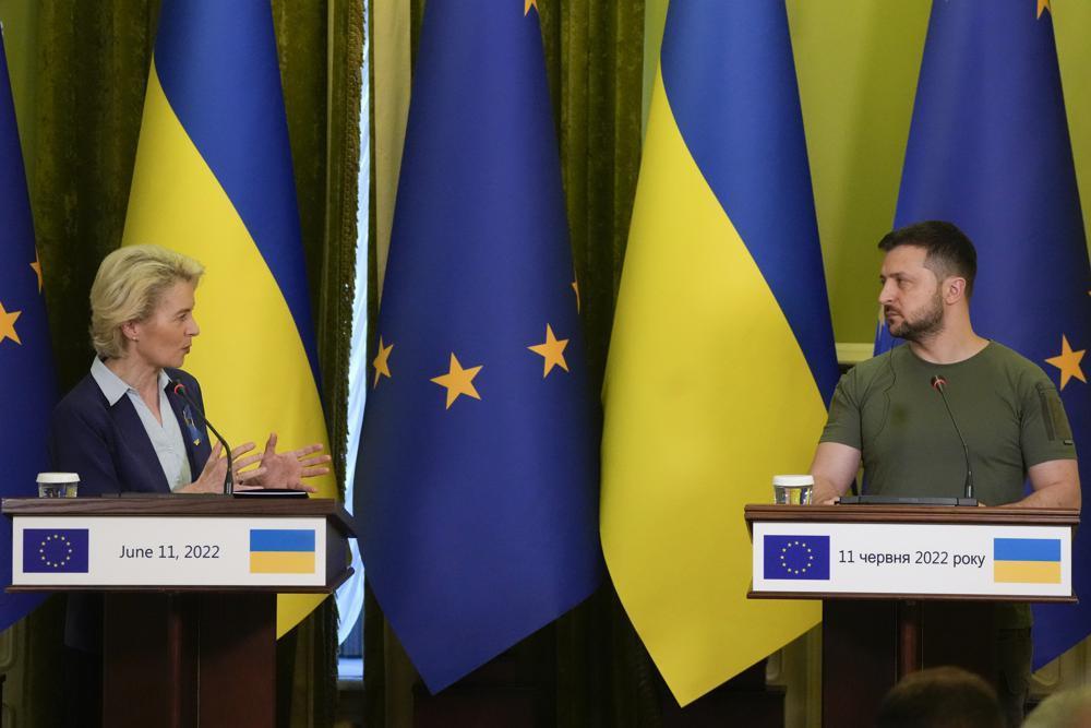 In Kiev, EU chief promises a signal on Ukraine’s bid next week