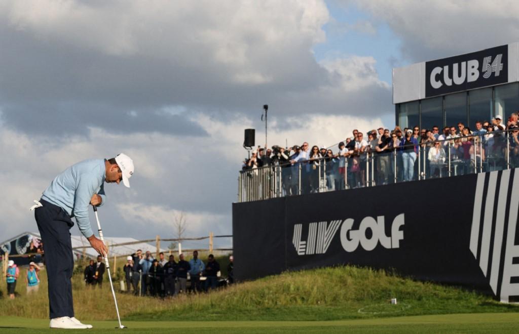 Schwartzel celebrates as golf’s power struggle deepens