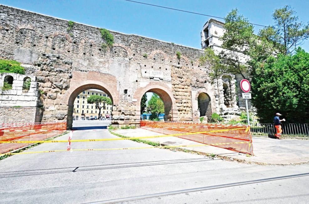 Roman gate closed after bits of ancient stone fall off