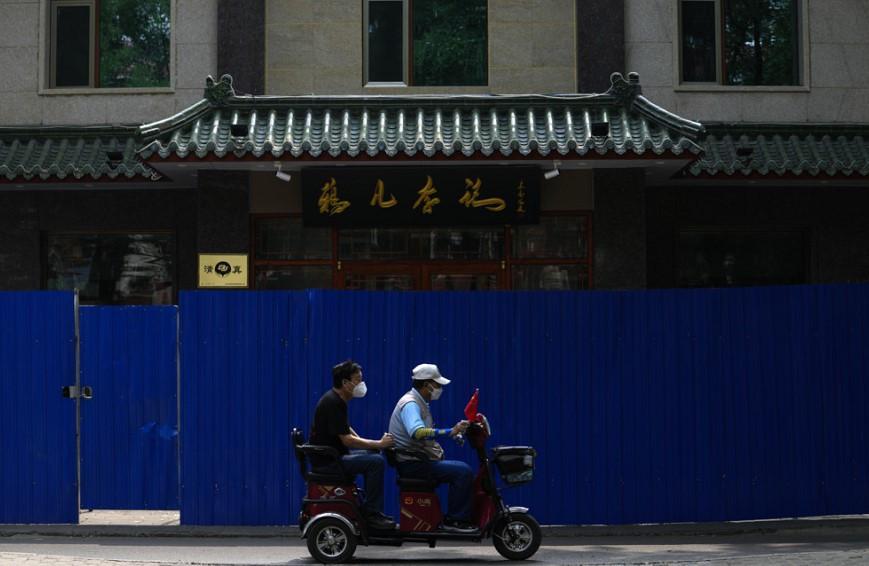 Firms in China teeter under zero-Covid pressure