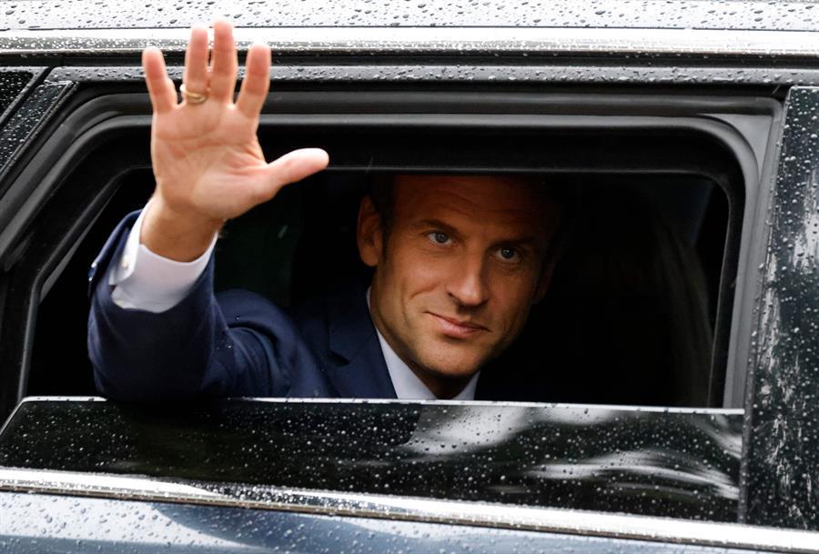 Macron allies seek to find majority after France poll blow