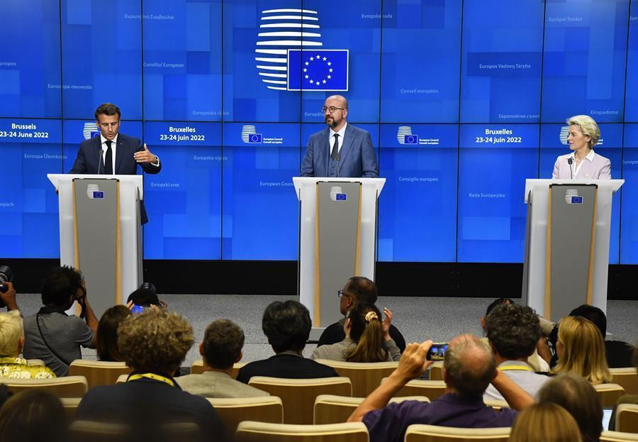 EU grants Ukraine candidate status as fighting rages in east