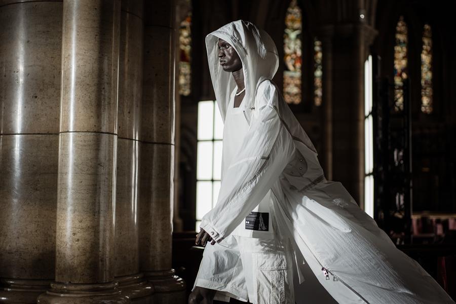 Fire and dance as spectacle returns to Paris fashion