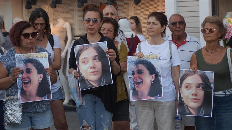 Father of killed woman cries out against court ruling